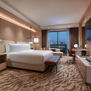 Resort King Strip View